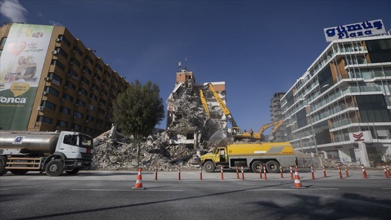 İzmir'de ağır hasarlı binaların yıkımı sürüyor