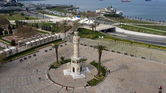 İzmir'de boş kalan meydan ve alanlar havadan görüntülendi