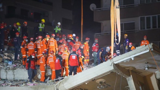 İzmir'de deprem enkazından 33 saat sonra bir yaralı çıkarıldı