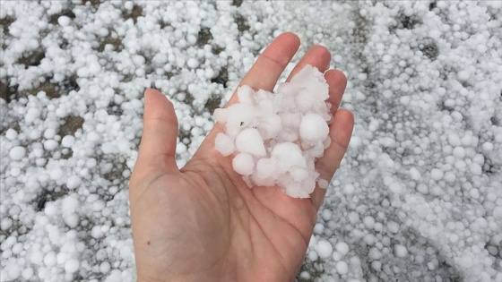 İzmir'de dolu ve sağanak etkili oldu