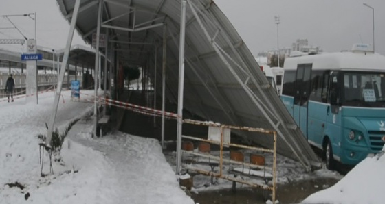 İzmir'de durağın çatısı minibüslerin üzerine çöktü