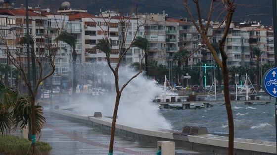 İzmir'de fırtına hayatı olumsuz etkiledi