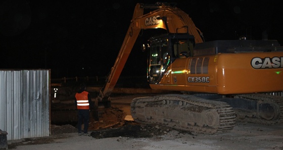 İzmir'de göçük altında kalan işçileri kurtarma çalışmaları gece boyu sürdü