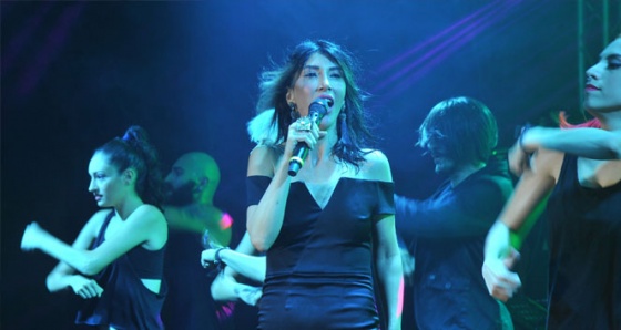 İzmir’de Hande Yener rüzgarı