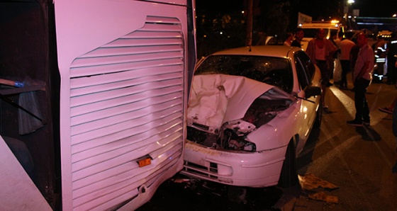 İzmir'de kontrolden çıkan otomobil otobüse çarptı: 4 yaralı