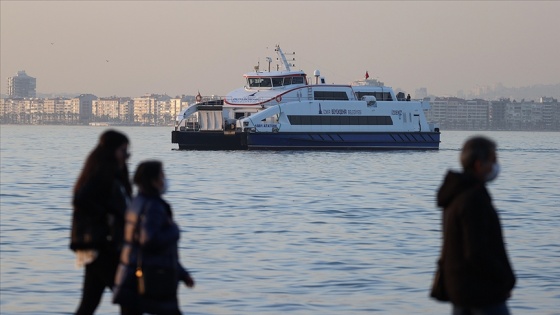 İzmir'de kuvvetli rüzgar nedeniyle bazı vapur seferlerine ara verildi