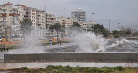 İzmir’de lodos hayatı felç etti