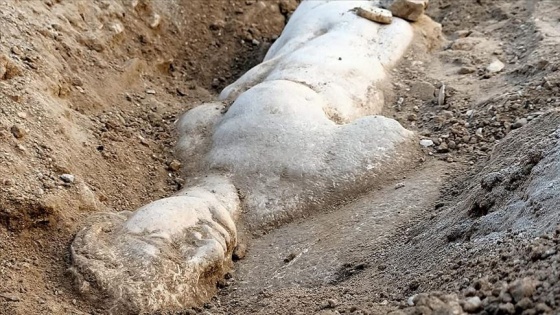 İzmir'de mitolojik varlık Satyros'un kabartması bulundu