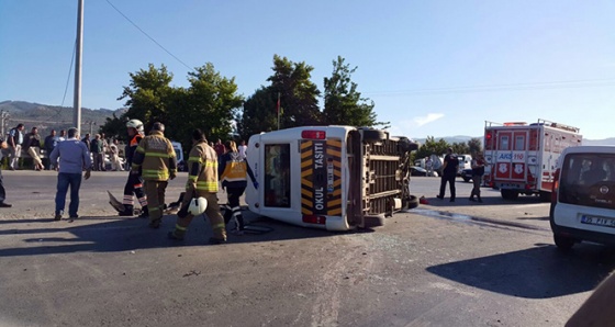 İzmir'de öğrenci servisi devrildi: 11 yaralı