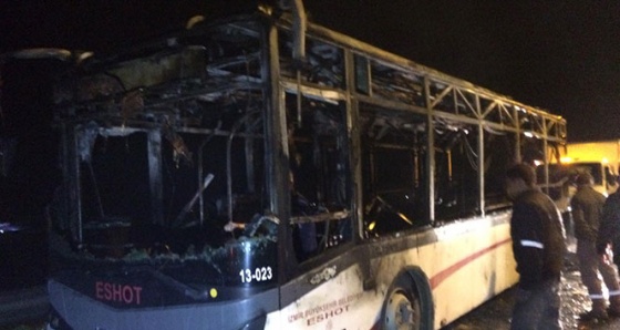 İzmir&#039;de otobüs alevlere teslim oldu