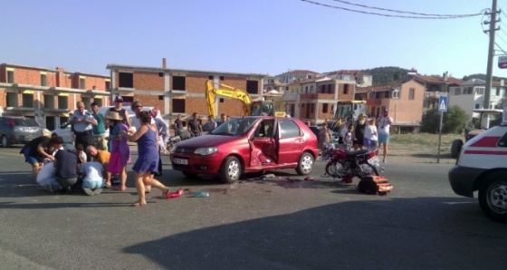 İzmir'de otomobil ile motosiklet çarpıştı: 1 ölü, 2 yaralı