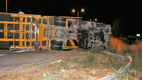 İzmir'de otoyolda tır devrildi