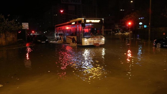 İzmir'de sağanak nedeniyle bazı yollarda su birikintileri oluştu