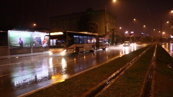 İzmir'de sağanak ve şiddetli rüzgar etkili oldu