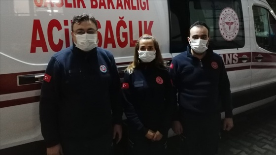 İzmir'de sağlık çalışanı beline kadar gelen suyu aşıp hastasına müdahale etti