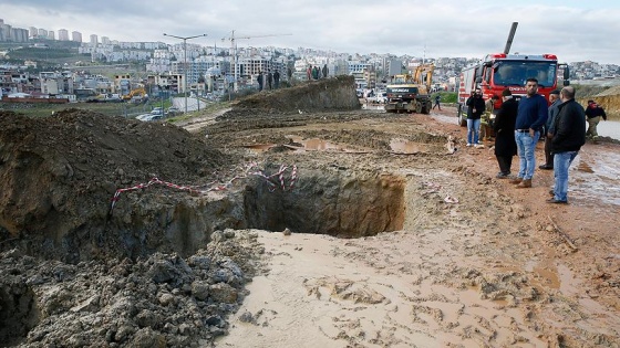 İzmir'de su dolu çukura düşen iki çocuk öldü