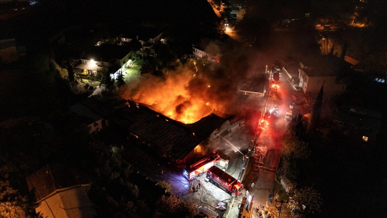 İzmir'de tekstil fabrikasında çıkan yangın kontrol altına alındı