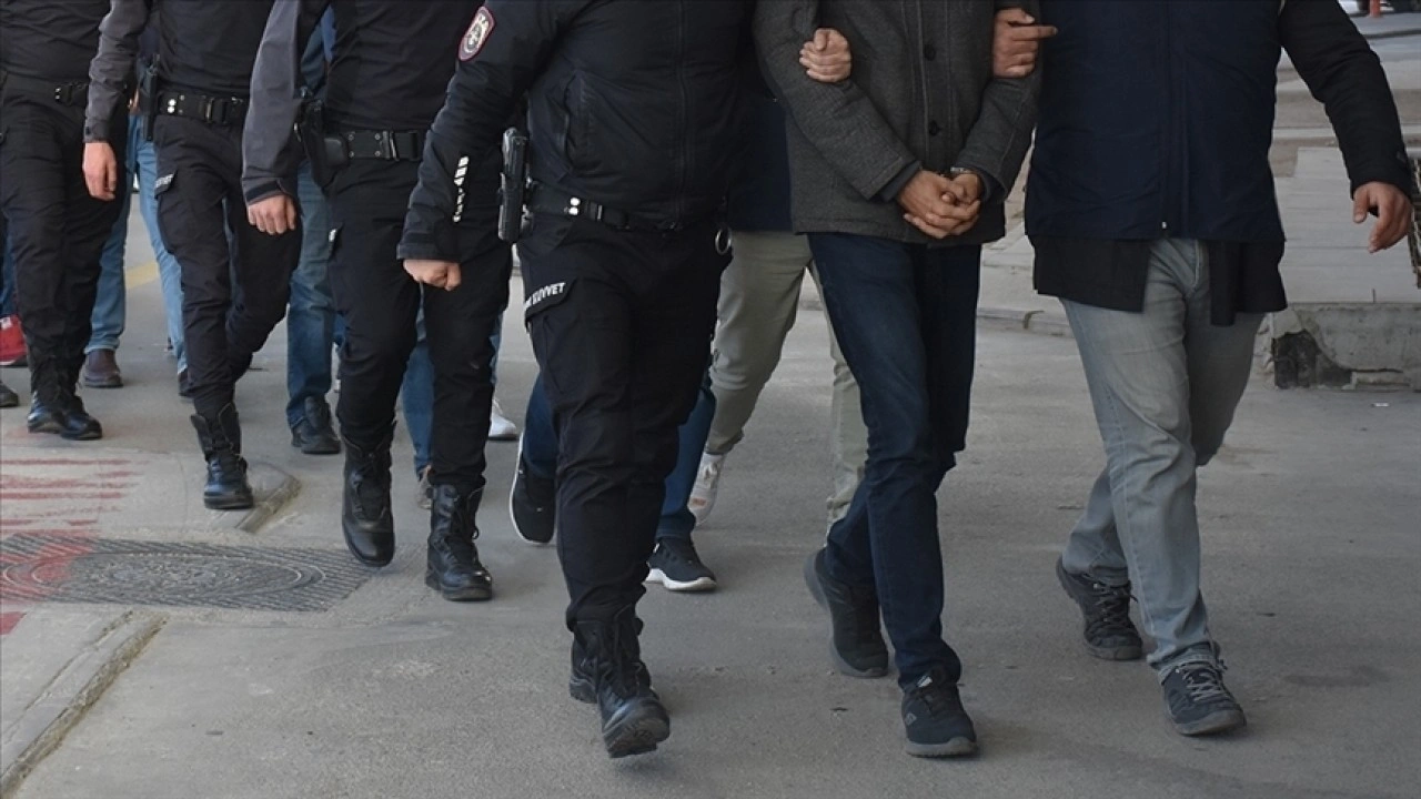 İzmir'de terör örgütü PKK/KCK operasyonunda 5 gözaltı