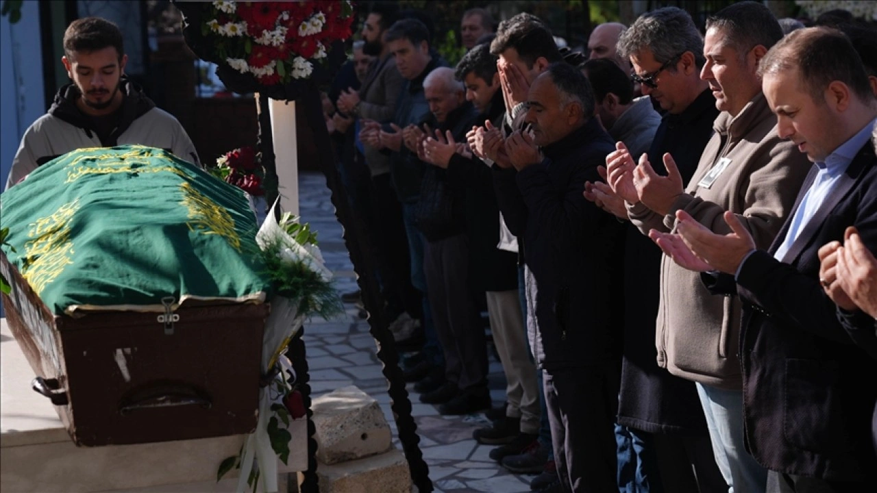 İzmir'de trafik kazasında ölen liseli Yağmur son yolcuğuna uğurlandı