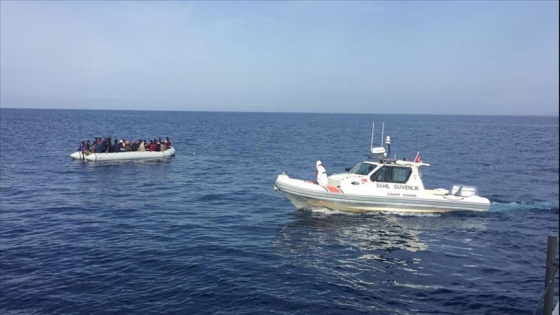 İzmir'de Türk karasularına geri itilen 42 sığınmacı kurtarıldı