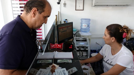 İzmir'de vatandaşlar döviz bozdurma çağrısına destek verdi