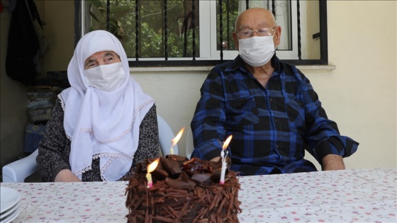 İzmir'de vefa ekibi 90 yaşındaki çiftin 67. evlilik yıl dönümünü kutladı