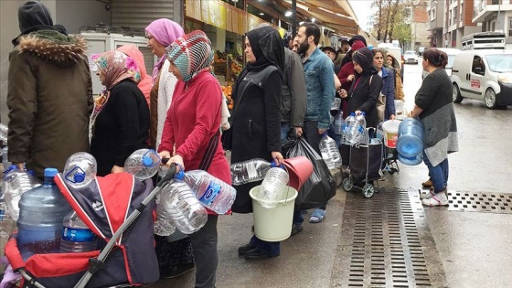 İzmir&#039;de yağmur altında &#039;su kuyruğu&#039;