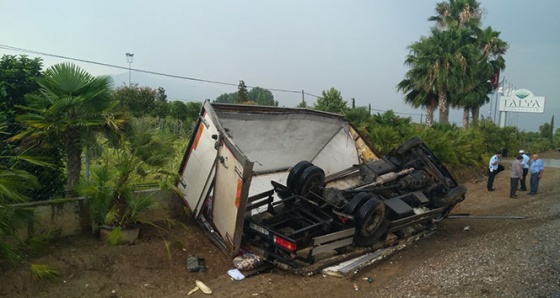 İzmir’de yol kenarındaki duvara çarpan kamyon devrildi: 1 yaralı