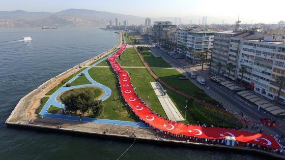 İzmir'de Zafer Yürüyüşü düzenlendi