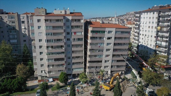 İzmir'deki depremde çöken Yılmaz Erbek Apartmanı enkazından 1 kişi kurtarıldı