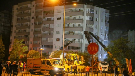 İzmir'deki depremde iki katı çöken Yılmaz Erbek Apartmanı'nın yıkımı başladı