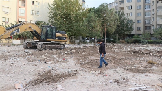 İzmir'deki depremde yıkılan binanın apartman görevlisi enkaz bölgesinden ayrılmıyor