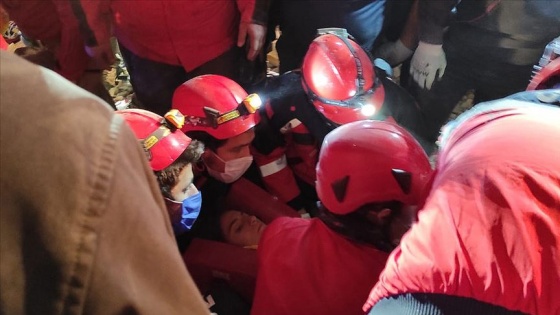 İzmir'deki depremden yaklaşık 58 saat sonra 14 yaşındaki İdil enkazdan yaralı çıkarıldı