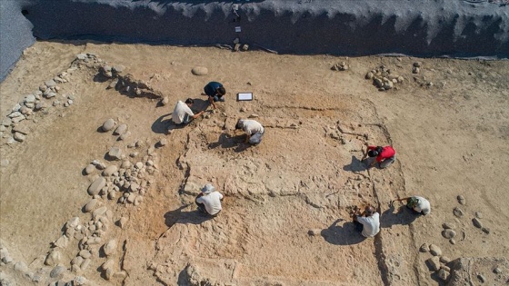 İzmir'deki Yeşilova Höyüğü kazılarında balık avında kullanılan ağırlıklar bulundu
