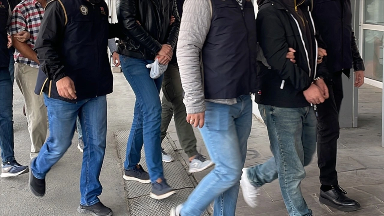 İzmir merkezli FETÖ operasyonunda 12 şüpheli yakalandı