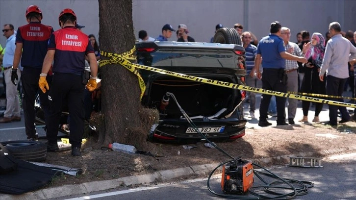 İzmir'de alt geçide düşen otomobildeki 3 kişi öldü