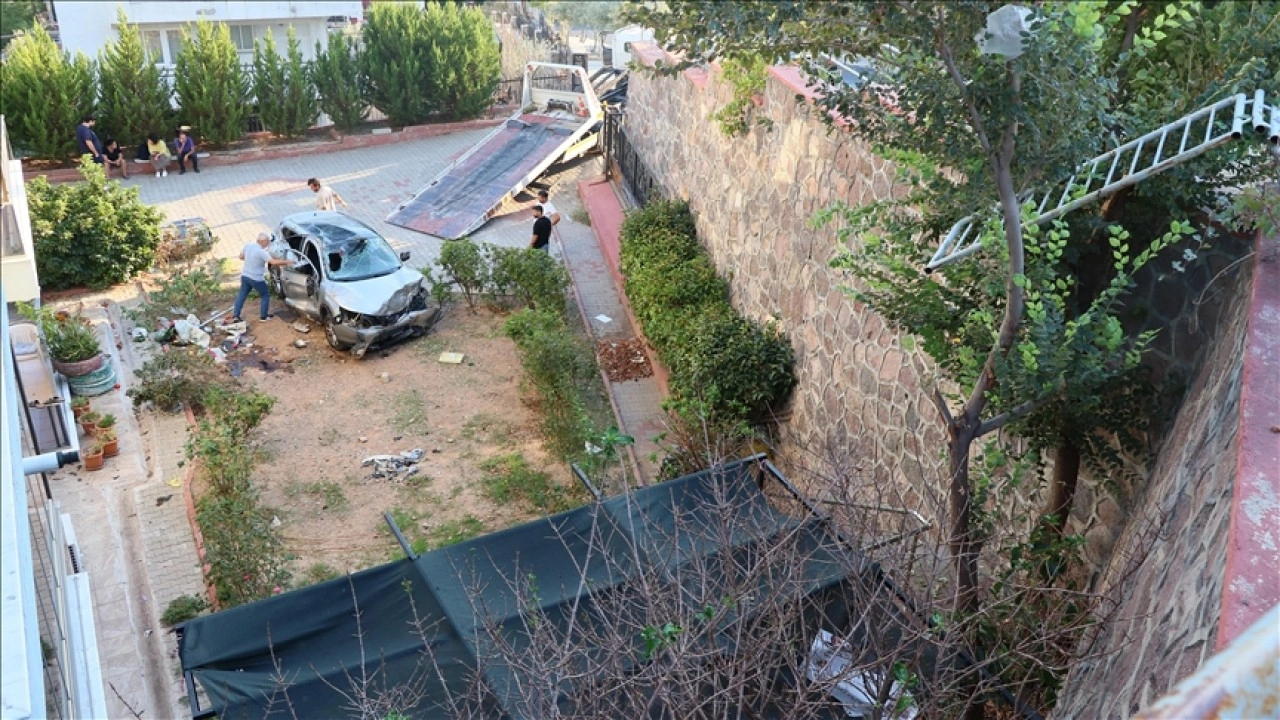 İzmir'de apartmanın bahçesine düşen otomobildeki 2 kişi yaralandı