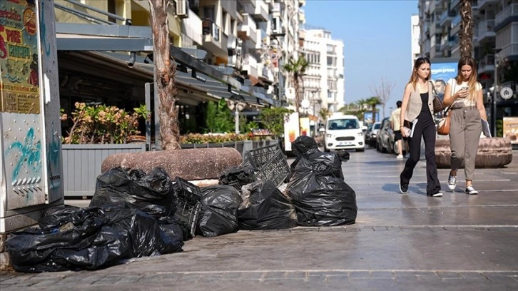 İzmir'de belediye çalışanlarının iş bırakması sonrası kent merkezinde çöp yığınları oluştu