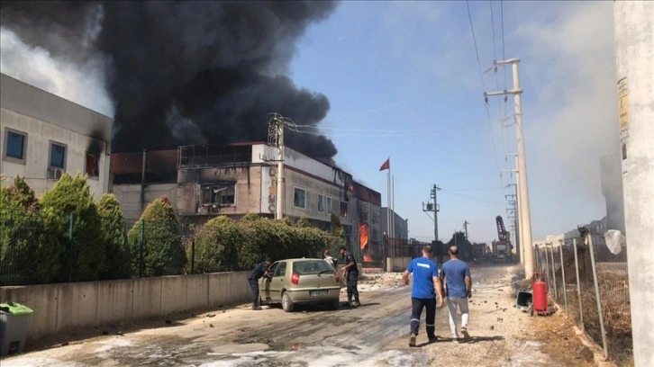 İzmir'de bir kozmetik fabrikasında yangın çıktı