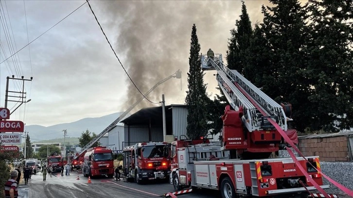 İzmir'de fabrika yangınına müdahale ediliyor