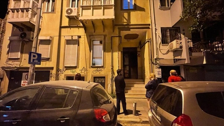 İzmir'de kopan kaya parçası bir apartmanın duvarına zarar verdi