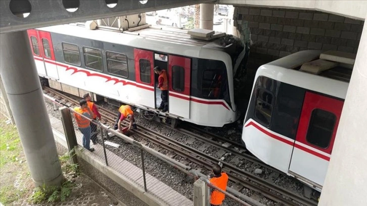 İzmir'de raydan çıkıp peron duvarına çarpan metro vagonundaki 3 kişi yaralandı