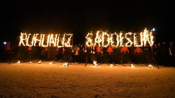 JAK timlerinden şehitler için meşaleli kayak gösterisi