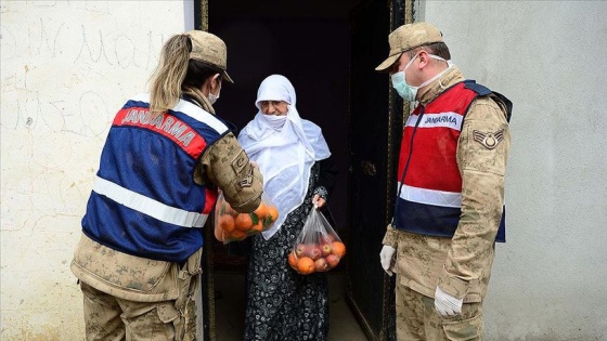 Jandarma ihtiyaçlarını karşıladığı yaşlılara devletin şefkatli elini uzatıyor