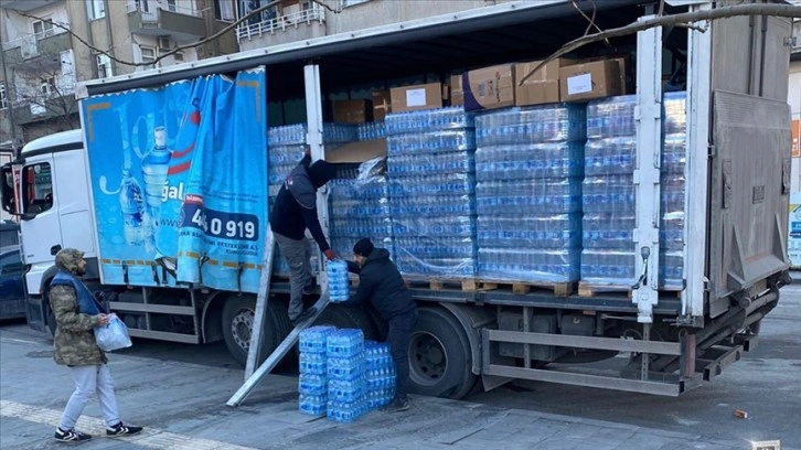 Jandarma ve POLSAN deprem bölgesine 1000'er tır daha su gönderecek