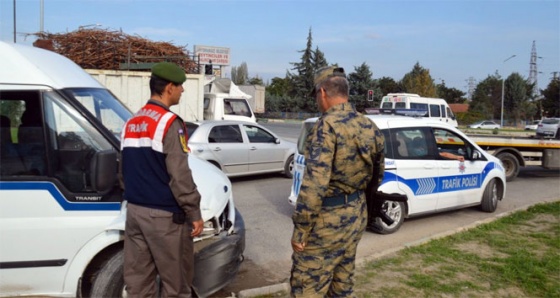 Jandarmanın şüphesi, çalıntı plakalı aranan kamyonu yakalattı