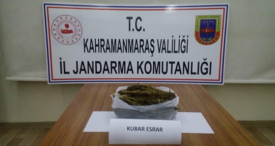 Jandarmayı görünce uyuşturucuyu yola saçtılar