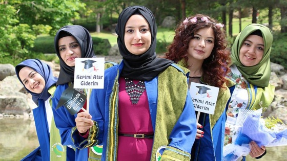 Japon Bahçesi mezuniyet fotoğrafı için doğal stüdyoya dönüştü