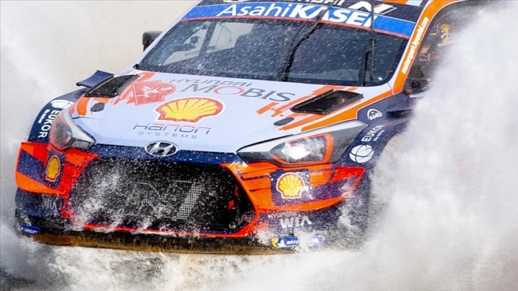 Japonya Rallisi'nde zafer Neuville'in