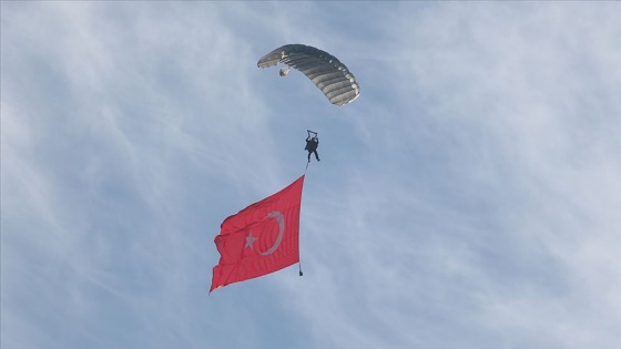 JÖAK timi sıcak hava balonundan atlayış gerçekleştirdi